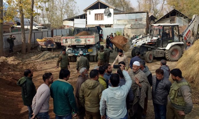 Police & DMO team raiding the houses where illegally mined sand is dumped.