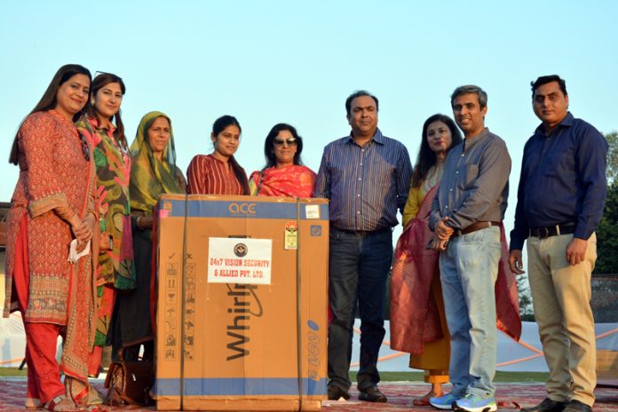 Management of GD Goenka posing with teaching faculty.