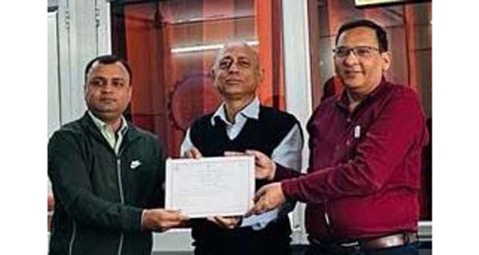 Regional PF Commissioner-I, Rizwan Uddin presenting a certificate to the best performing employee of Jammu. Regional PF Commissioner-I, Rizwan Uddin presenting a certificate to the best performing employee of Jammu.