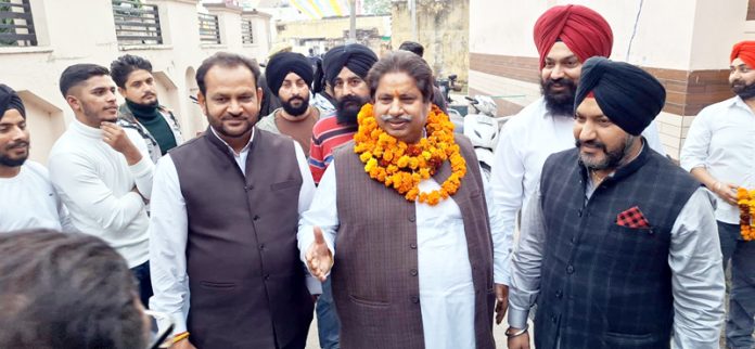 JKPCC working president Raman Bhalla meeting with locals at Raipur-Satwari.