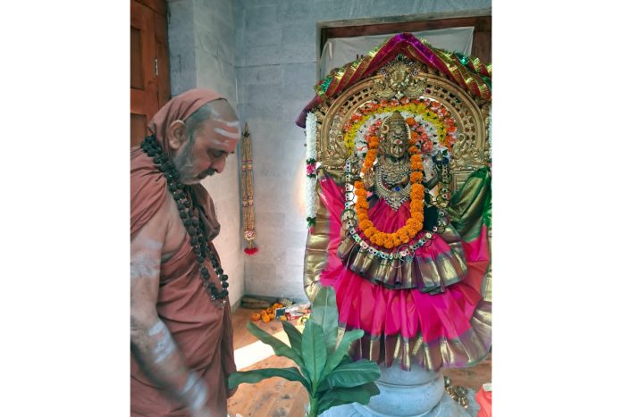 Sri Sri Shankara Bharati Mahaswamy paying obeisance at Sharda temple Teetwal in Kupwara on Wednesday.