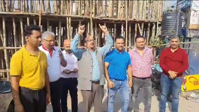 Traders at Hari Market up in arms against the JMC’s alleged failure to complete the construction work of a gate on time. Traders at Hari Market up in arms against the JMC’s alleged failure to complete the construction work of a gate on time.