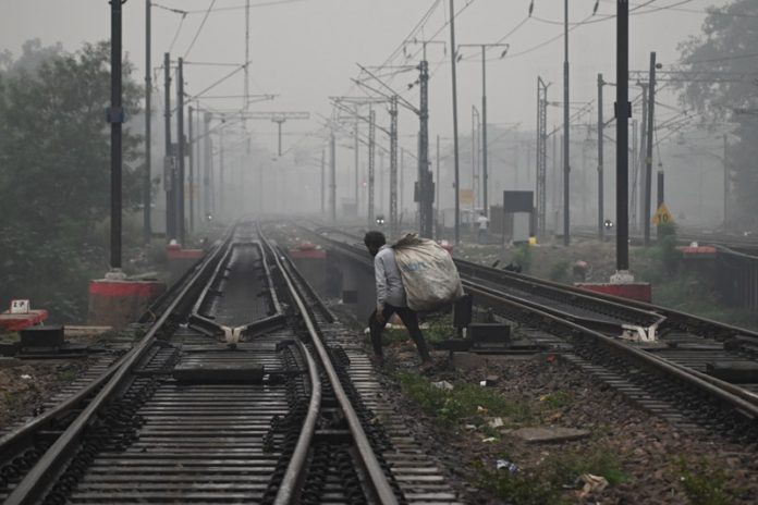 A thick layer of smog engulfed Delhi and surrounding areas on Saturday. (UNI)