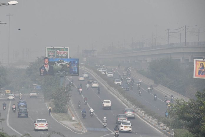 Commuters travel amid a thick layer of smog as the AQI level increases to severe at East Delhi on Monday. (UNI) Commuters travel amid a thick layer of smog as the AQI level increases to severe at East Delhi on Monday. (UNI)