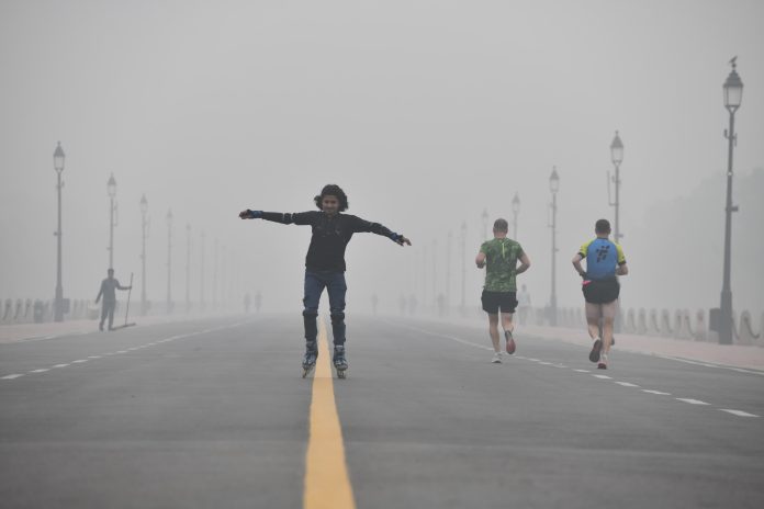A thick layer of smog engulfed the national capital as the air quality in the city dipped into the 'severe' category on Friday. (UNI)