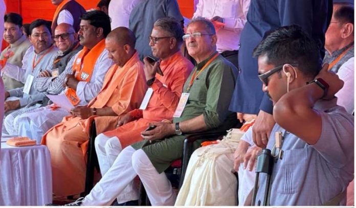 Uttar Pradesh CM Yogi Adityanath and former Deputy Chief Minister J&K, Kavinder Gupta during a rally in Rajasthan on Monday.