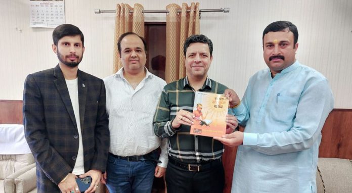 Mahant Rohit Shastri of SKJVS Trust gives a memorandum to Sanjeev Verma, Commissioner/Secretary GAD.