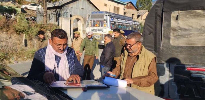 ARTO Doda teams challaning the vehicles. ARTO Doda teams challaning the vehicles.