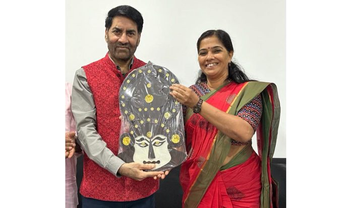 HoD Hindi, University of Kerala, S.R Jayashree presents Kathakali mask to Balwant Thakur.