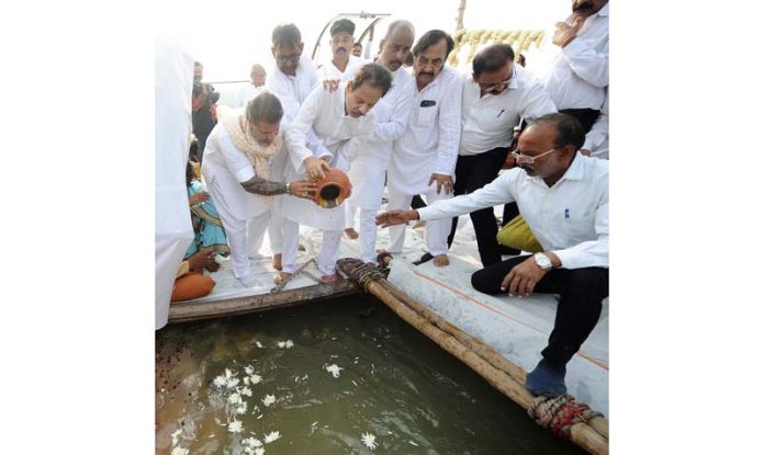 Asthi Visarjan of Subrata Roy Sahara being performed at Sangam on Wednesday.