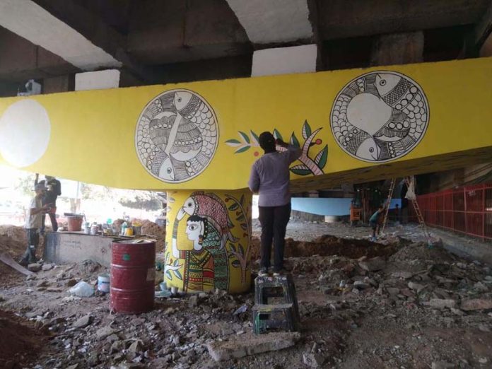 Excelsior Correspondent JAMMU, Nov 3: Artists from Master Sansar Chand Baru (MSCB) Memorial Charitable Trust showcased their artworks on pillars of Sarai Kale Khan Flyover in New Delhi. Notably, Delhi's Chief Minister, Arvind Kejriwal, along with Public Works Department (PWD) Minister, Atishi Singh have recently inaugurated the flyover and pledged to enhance its aesthetics. Anuradha Rishi, Trustee MSCB Trust mentioned that the government has entrusted them with the beautification of Sarai Kale Khan Flyover and their artists are excelling in the task. She said that the Trust has also provided numerous opportunities to artists from diverse backgrounds and specialties. Rishi stated that Delhi government has assigned their Trust the task of showcasing themed sculpture art at selected metro stations in Delhi which aims to offer commuters a serene experience while conveying powerful messages about current social issues and challenges. She further noted that the Trust collaborates with artists from across India to display their creations in various trains and metro stations offering them attractive compensation in return. MSCB Trust was established 11 years ago in honour of esteemed artist, Master Sansar Chand Baru. The Trust has also formed partnerships with Ministry of Petroleum, Culture and Tourism undertaking various projects in collaboration with the concerned Ministries. Rishi expressed pride in how quickly the Trust has gained recognition, establishing itself as a significant entity in the national art scene.