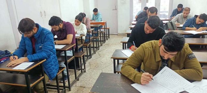 JKAS aspirants appearing in test series by SR College of Competitions.