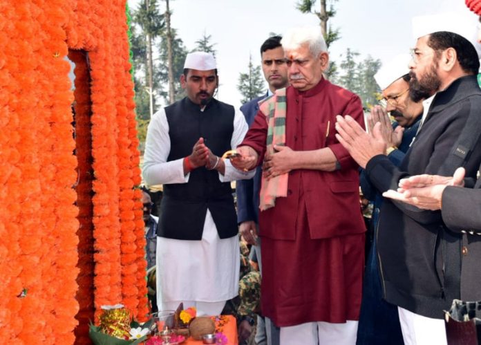 LG Manoj Sinha and Maharashtra CM Eknath Shinde unveiling statue of Chhatrapati Shivaji Maharaj at Kupwara on Tuesday.