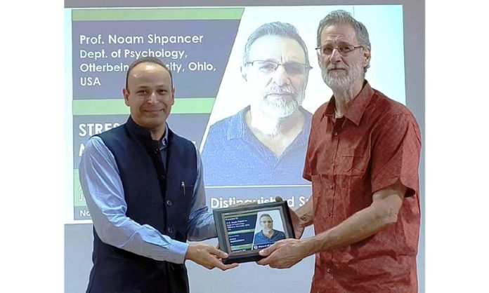Prof. Noam Shpancer receiving memento. Prof. Noam Shpancer receiving memento.