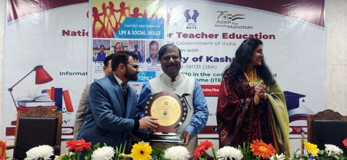 VC CUK Prof A Ravinder Nath presenting memento to a trainer. VC CUK Prof A Ravinder Nath presenting memento to a trainer.