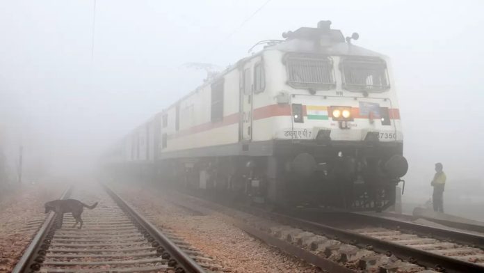 134 Flights Delayed, 22 Trains Running Late As Dense Fog Grips Delhi 134 Flights Delayed, 22 Trains Running Late As Dense Fog Grips Delhi