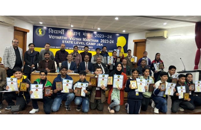 Winners of Vidyarthi Vigyan Manthan with VIBHA office bearers.