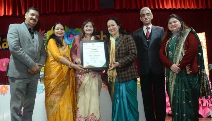 School Management presenting memento to Sunaina Mehta Sharma, Joint Director Tourism. School Management presenting memento to Sunaina Mehta Sharma, Joint Director Tourism.