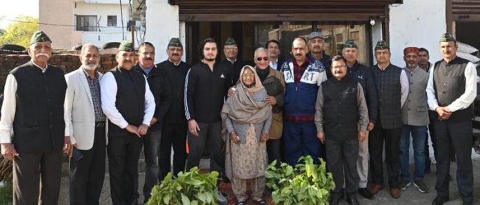 A Veernari whose husband had laid down his life in 1948 Kabali attack posing for a photograph with members of Akhil Bhartiya Poorva Sainik Parishad at Jammu on Friday after she was honoured by the organization.