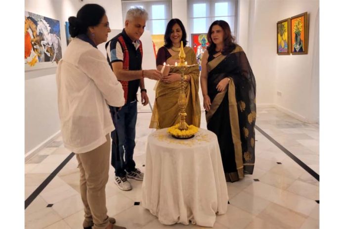 Eminent artist K.K Gandhi along with others inaugurates an art show at Mumbai.