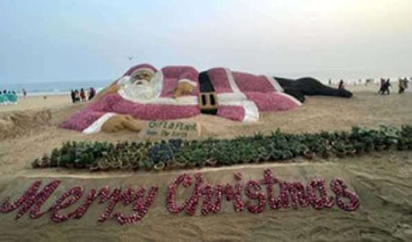 Sudarshan Patnaik creates world’s largest Santa Claus made of Onion, sand Sudarshan Patnaik creates world’s largest Santa Claus made of Onion, sand