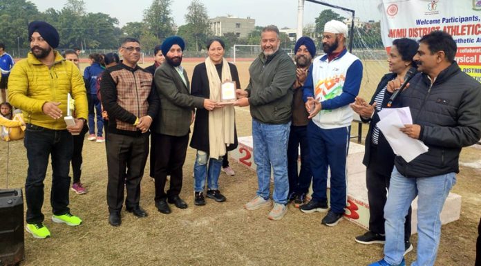 Dr Daud Iqbal Baba and SSP Shaheen Wahid receiving memento from organizers.