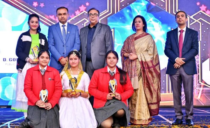 Divisional Commissioner Jammu Ramesh Kumar posing with students and school management.