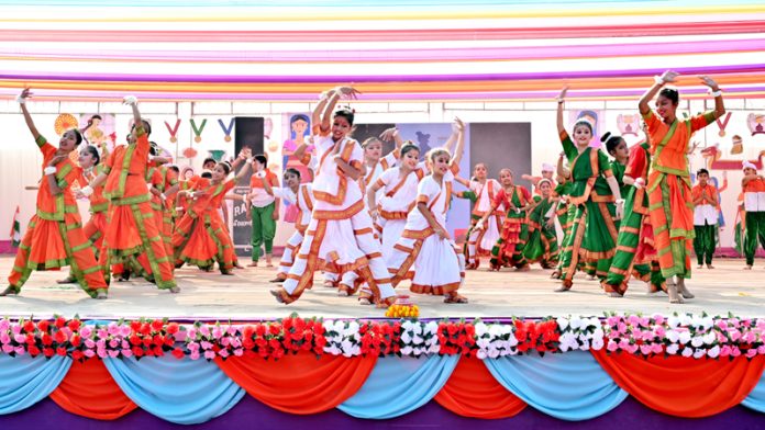 Students of Stephens Group of Institutions presenting cultural dance items during Annual Fest. Students of Stephens Group of Institutions presenting cultural dance items during Annual Fest.