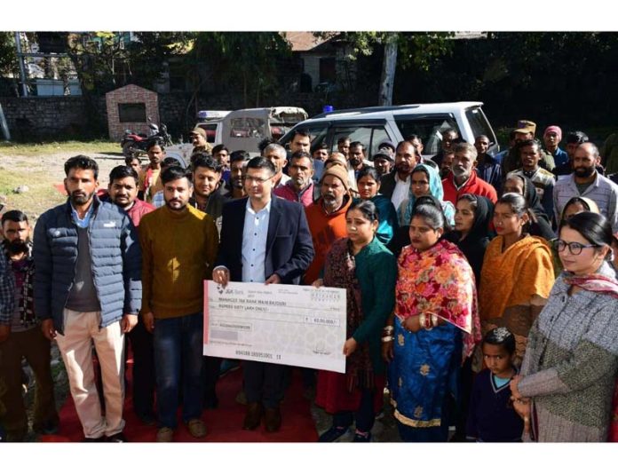Deputy Commissioner Rajouri Vikas Kundal presenting a cheque to JKBOCWWB on Thursday.