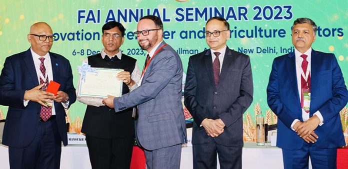 Prof Tasneem Mubarak receiving IPI-FAI Award from Union Minister Dr Mansukh Mandaviya.