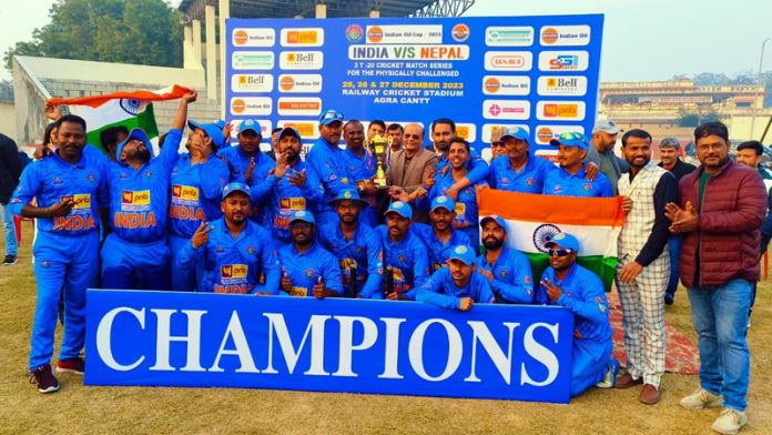 Chief Guest presenting winner's trophy to Indian team. Chief Guest presenting winner's trophy to Indian team.