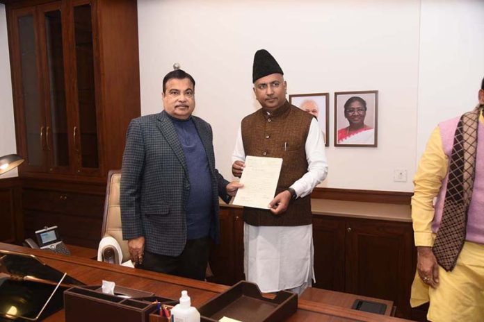 MP Rajya Sabha, Gulam Ali Khatana submitting a memorandum to Union Minister, Nitin Gadkari at New Delhi on Thursday.