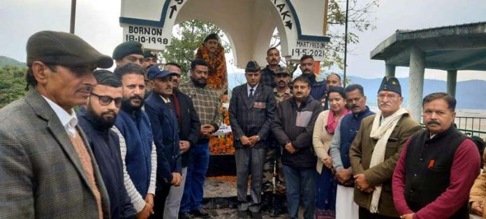 DDC Chairman Kathua, Col (retd) Mahan Singh along with other dignitaries during unveiling of statue of Amar Shaheed Raman Sharma at Billawar on Friday. DDC Chairman Kathua, Col (retd) Mahan Singh along with other dignitaries during unveiling of statue of Amar Shaheed Raman Sharma at Billawar on Friday.