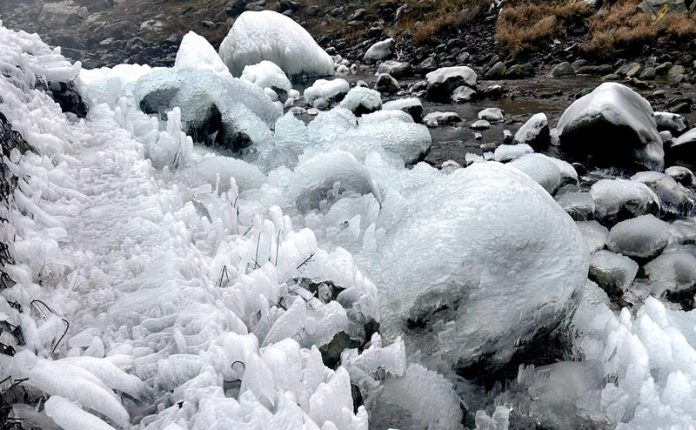 A frozen water stream on the outskirts of Srinagar early Wednesday morning. —Excelsior/Shakeel