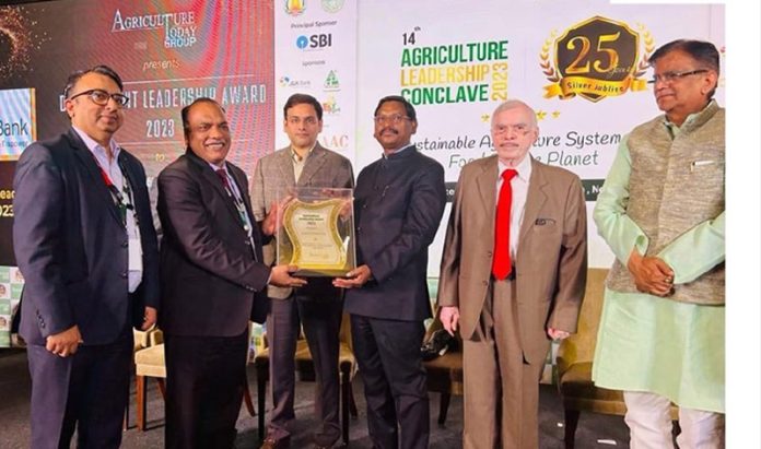 MD & CEO of J&K Bank, Baldev Prakash receiving award from Union Minister Arjun Munda at a conclave in New Delhi. MD & CEO of J&K Bank, Baldev Prakash receiving award from Union Minister Arjun Munda at a conclave in New Delhi.