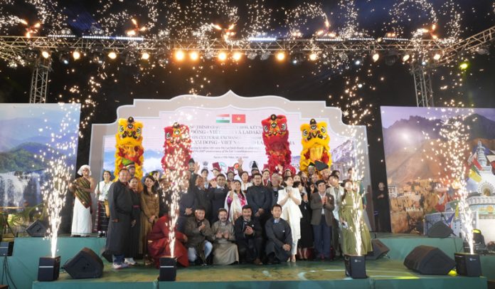 Dignitaries after signing of MoU. Dignitaries after signing of MoU.