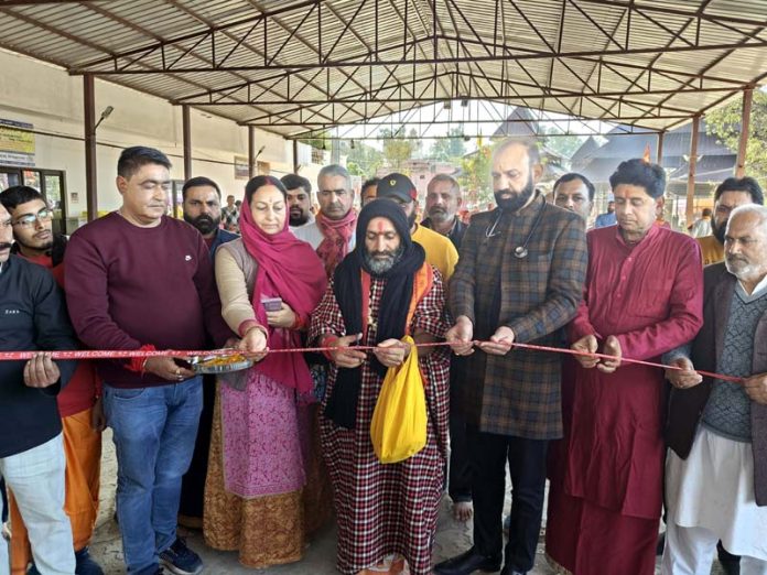 Saint Balak Yogeshwar & Dr Sushil Sharma inaugurating medical camp at Pouni on Sunday.