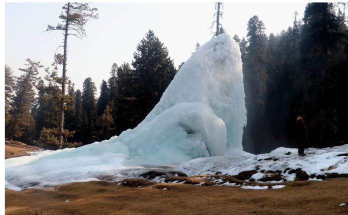 Amid Dry Weather, Night Temperatures Drop In Kashmir
