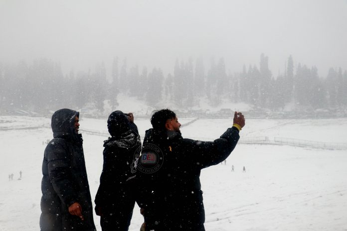 Snowfall In Kashmir Brings Cheers To Tourists, Local Players Linked With Tourism Snowfall In Kashmir Brings Cheers To Tourists, Local Players Linked With Tourism