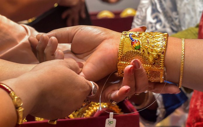 Gold declines Rs 200; silver surges Rs 800