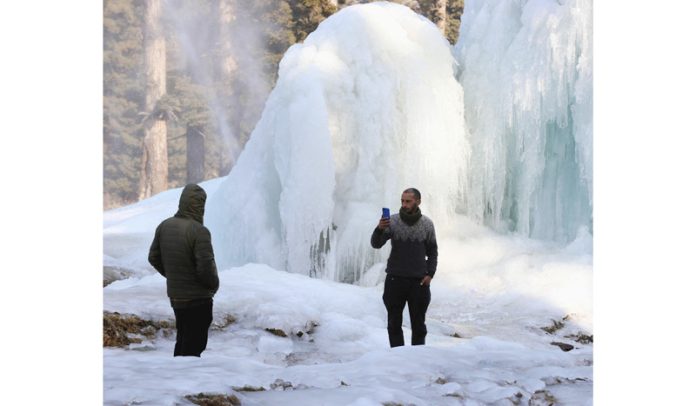 Huge icicles created around a water pipe which leaked in Tangmarg area of district Baramulla as cold wave and dry weather continued in Kashmir valley. (UNI)