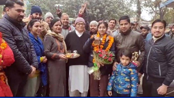 Manya receiving rousing reception at Bishnah from family, friends and locals.