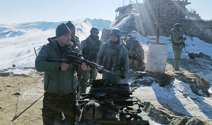 Senior Army Officer Visits Forward Areas In J&K, Reviews Operational Preparedness Senior Army Officer Visits Forward Areas In J&K, Reviews Operational Preparedness