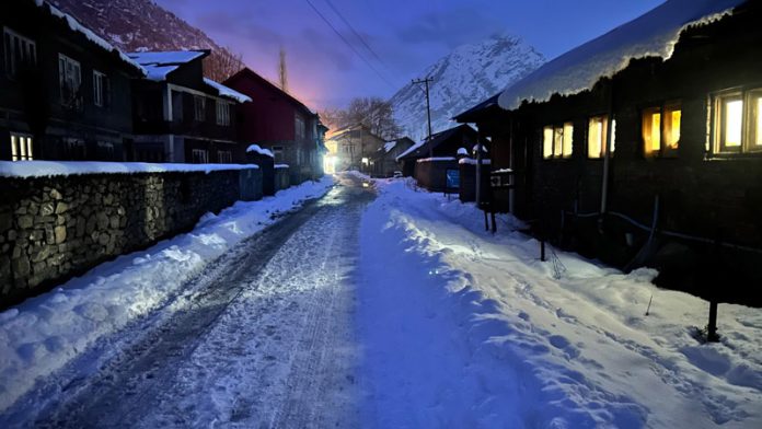 A view of fresh snowfall in Kashmir on Monday. -Excelsior/Abid Nabi A view of fresh snowfall in Kashmir on Monday. -Excelsior/Abid Nabi