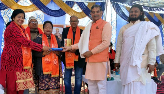 Dignitaries presenting memento to a Veerangana. Dignitaries presenting memento to a Veerangana.