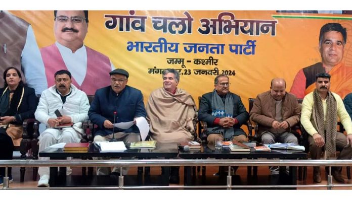 Ravinder Raina and other senior BJP leaders during workshop.