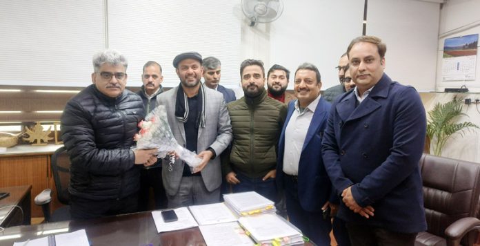 Members of CII delegation presenting a bouquet to Chief Secretary Atal Dulloo.