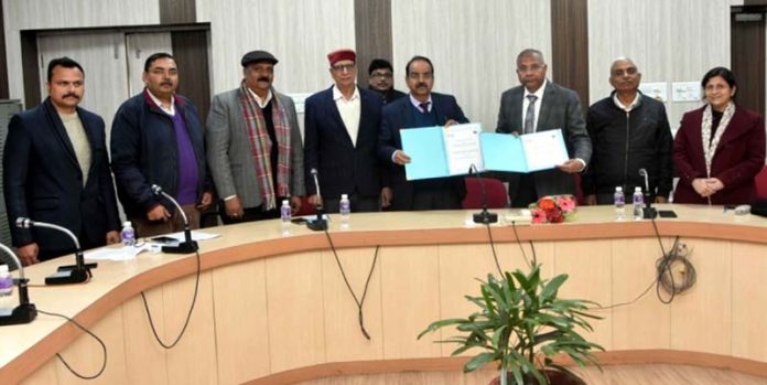 SKUAST- VC and Director, ICAR-IVRI exchanging copies of MoU.