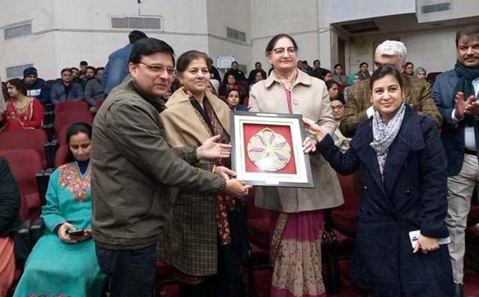 Organizers presenting memento to the guest during cultural function at JU.