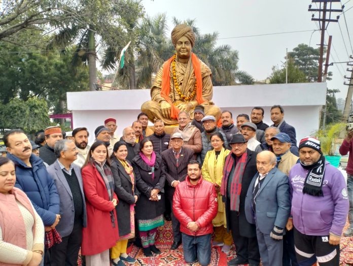 Former Dy CM, Kavinder Gupta and other BJP leaders during unveiling of statue of Swami Vivekananda at Ambphalla on Thursday.